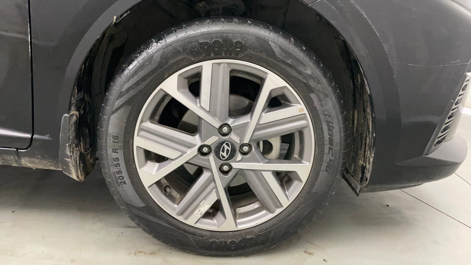 Used 2023 Hyundai Verna SX 1.5 Petrol IVT Petrol Automatic tyres RIGHT FRONT TYRE RIM VIEW