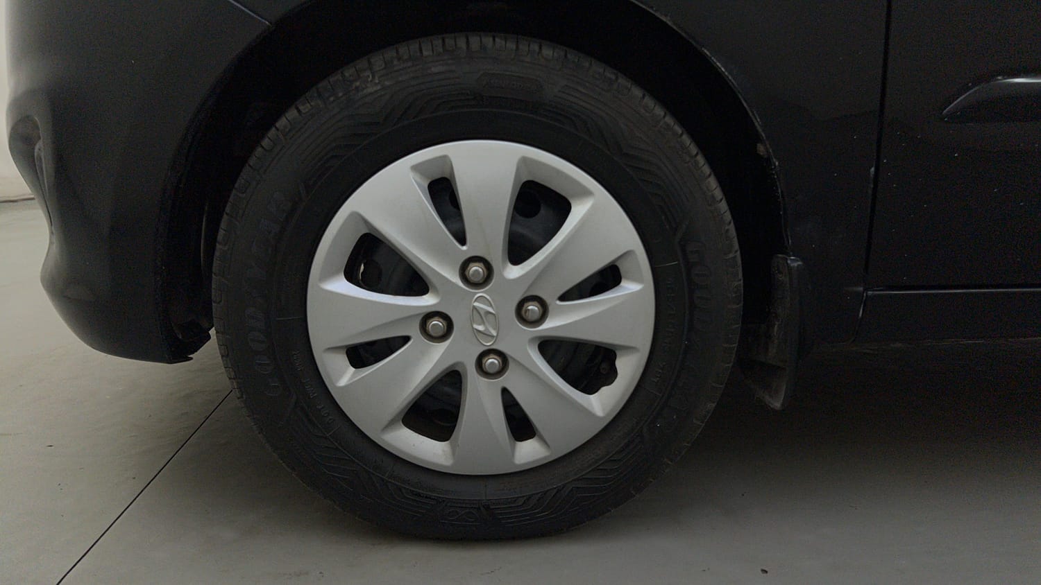 Used 2013 Hyundai i10 Sportz 1.2 Kappa2 Petrol Manual tyres LEFT FRONT TYRE RIM VIEW