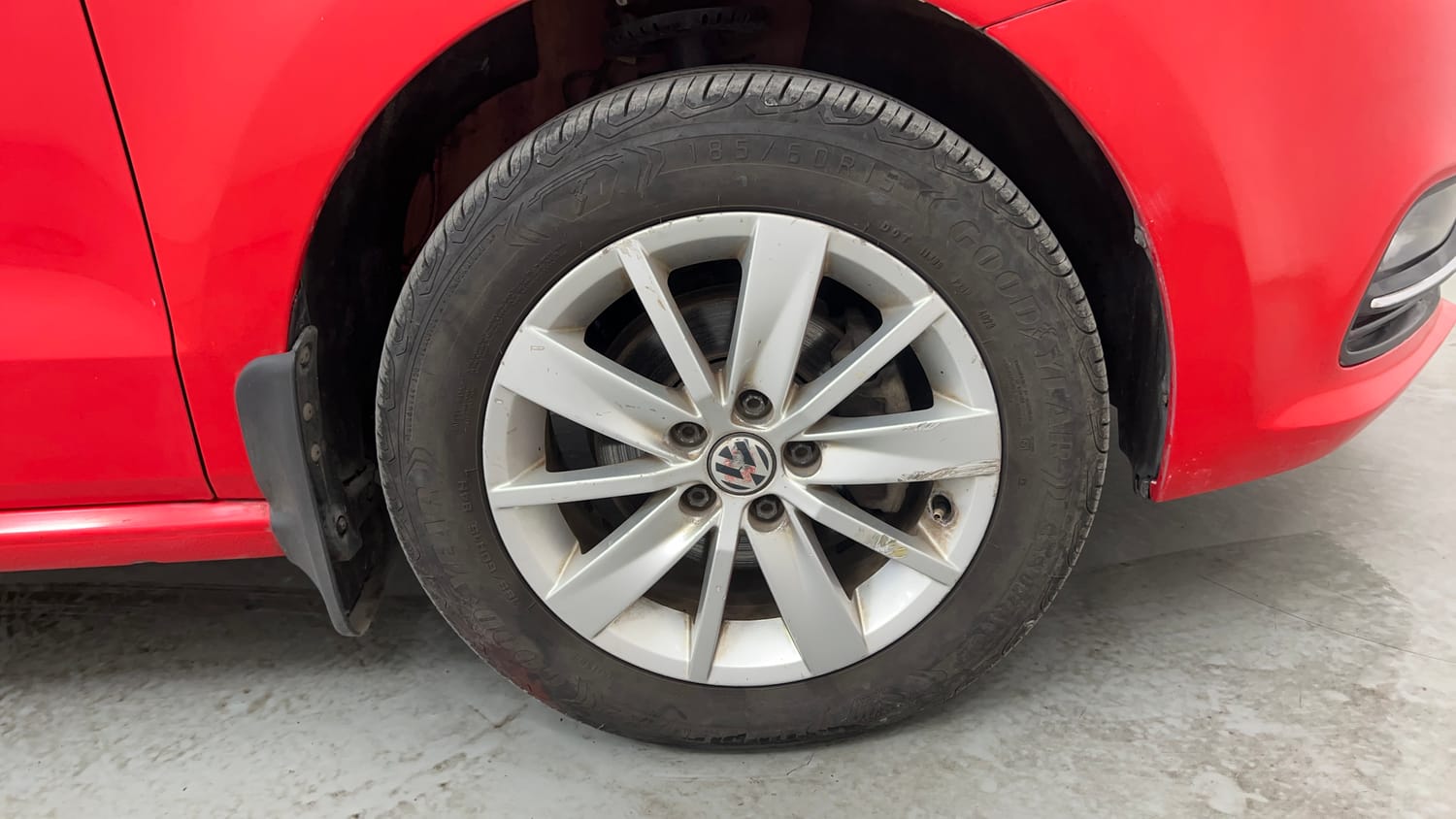 Used 2016 Volkswagen Polo Highline1.2L (P) Petrol Manual tyres RIGHT FRONT TYRE RIM VIEW