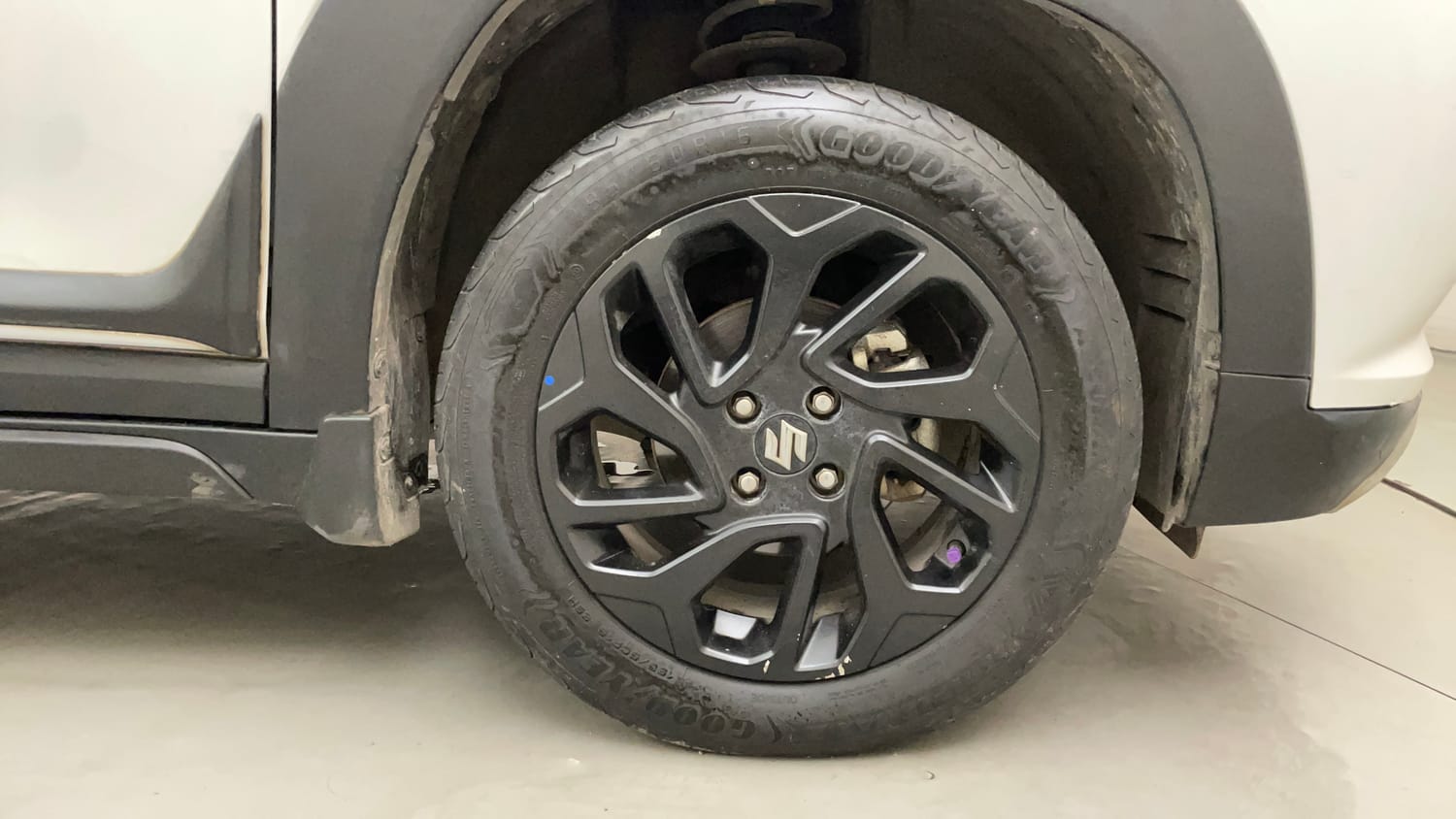 Used 2023 Maruti Suzuki Fronx Delta Plus 1.2L AGS Petrol Automatic tyres RIGHT FRONT TYRE RIM VIEW