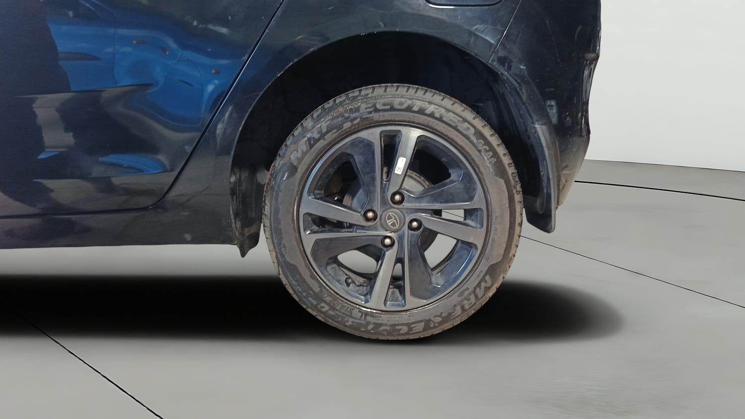 Used 2023 Tata Altroz XZA Plus (S) Dark Edition Petrol Automatic tyres LEFT REAR TYRE RIM VIEW