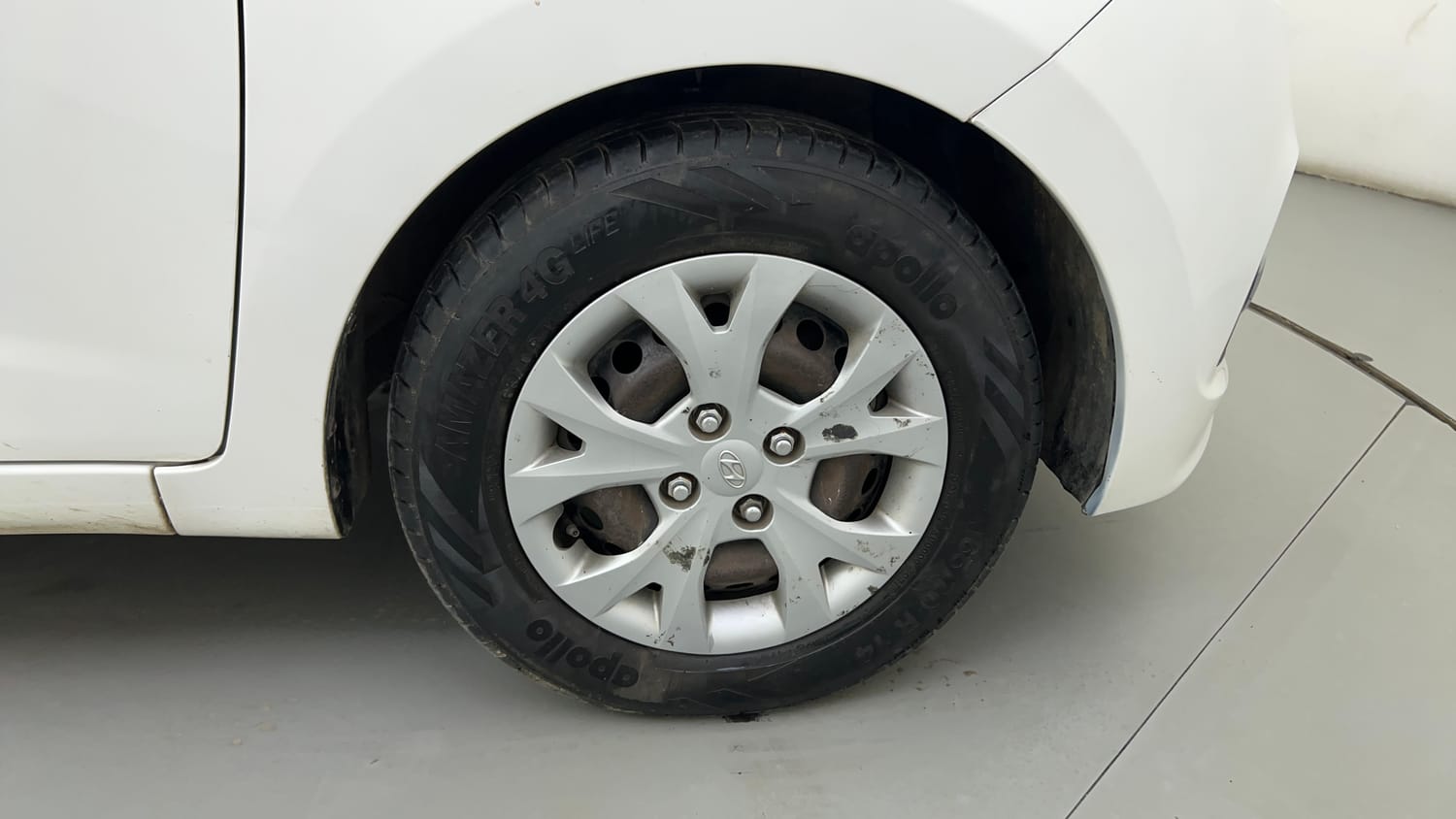 Used 2016 Hyundai Grand i10 Magna AT 1.2 Kappa VTVT Petrol Automatic tyres RIGHT FRONT TYRE RIM VIEW