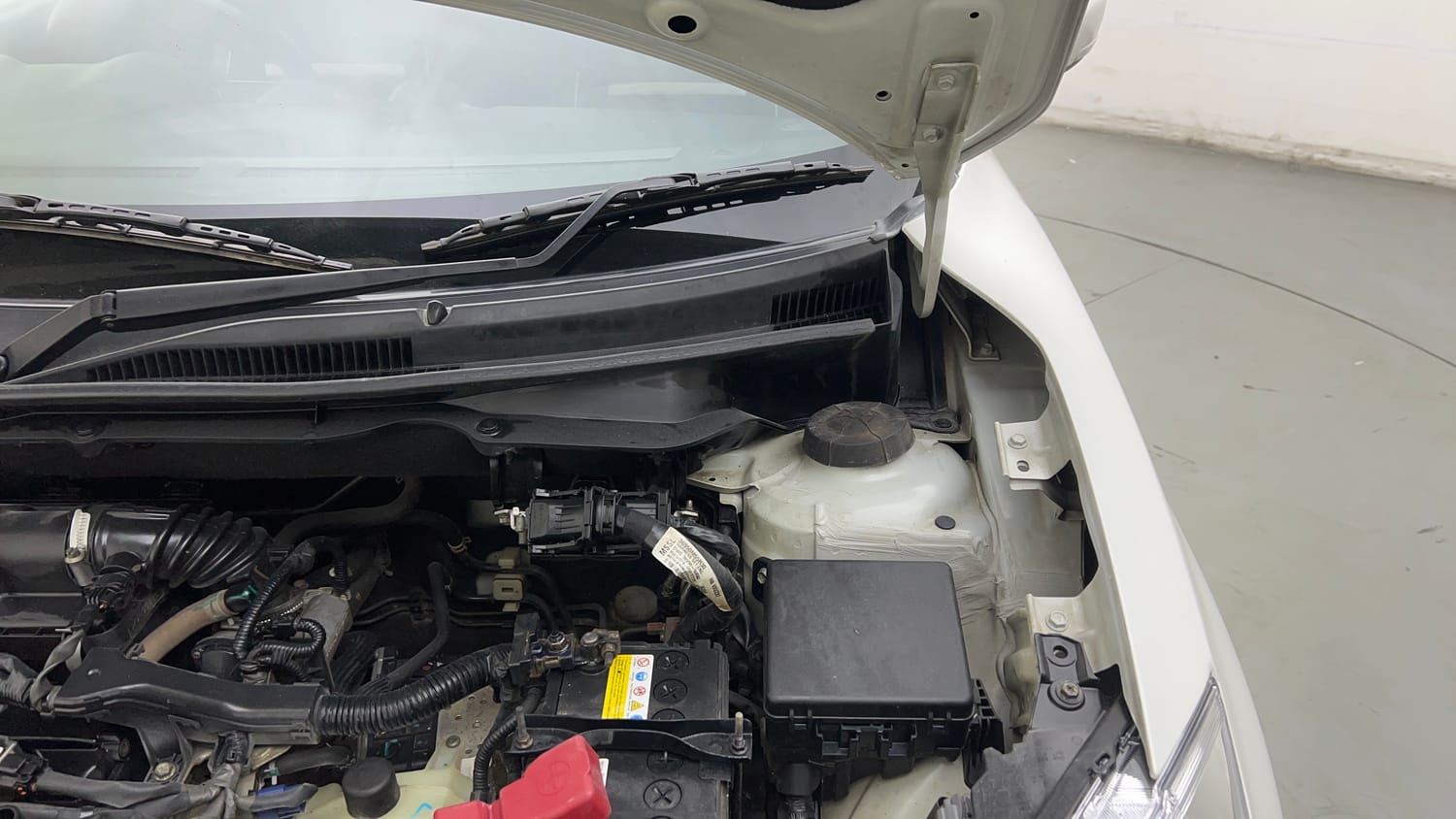 Used 2019 Maruti Suzuki Swift VXi AMT Petrol Automatic engine ENGINE LEFT SIDE HINGE & APRON VIEW