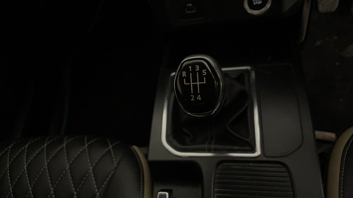 Used 2021 Renault Kiger RXT (O) MT Petrol Manual interior GEAR  KNOB VIEW