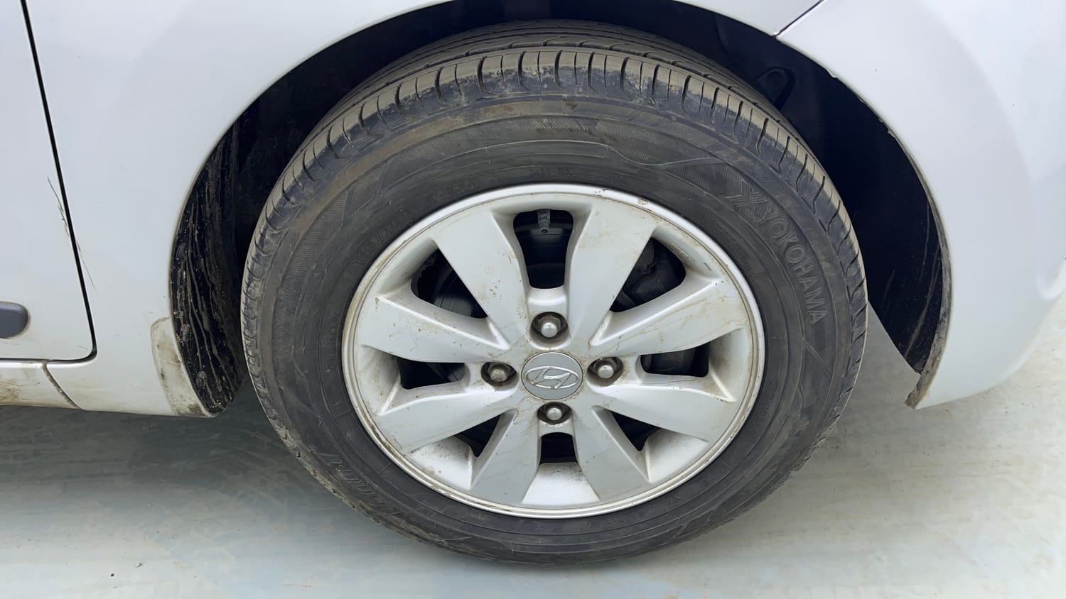 Used 2015 Hyundai Xcent S 1.2 (O) Petrol Manual tyres RIGHT FRONT TYRE RIM VIEW