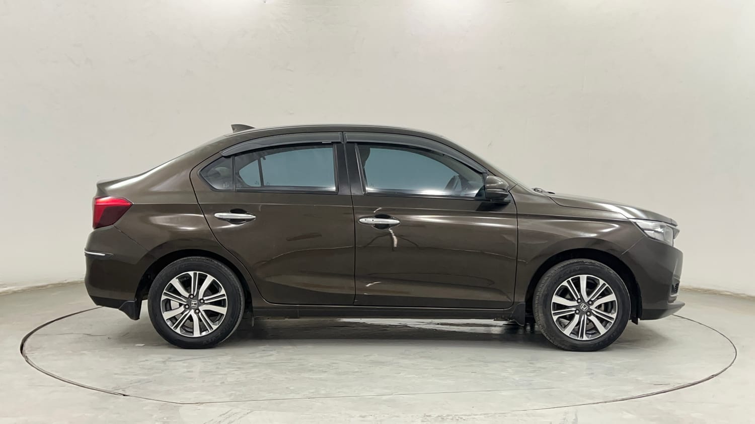 Used 2024 Honda Amaze 1.2 VX i-VTEC CNG (Outside Fitted) Cng Manual exterior RIGHT SIDE VIEW