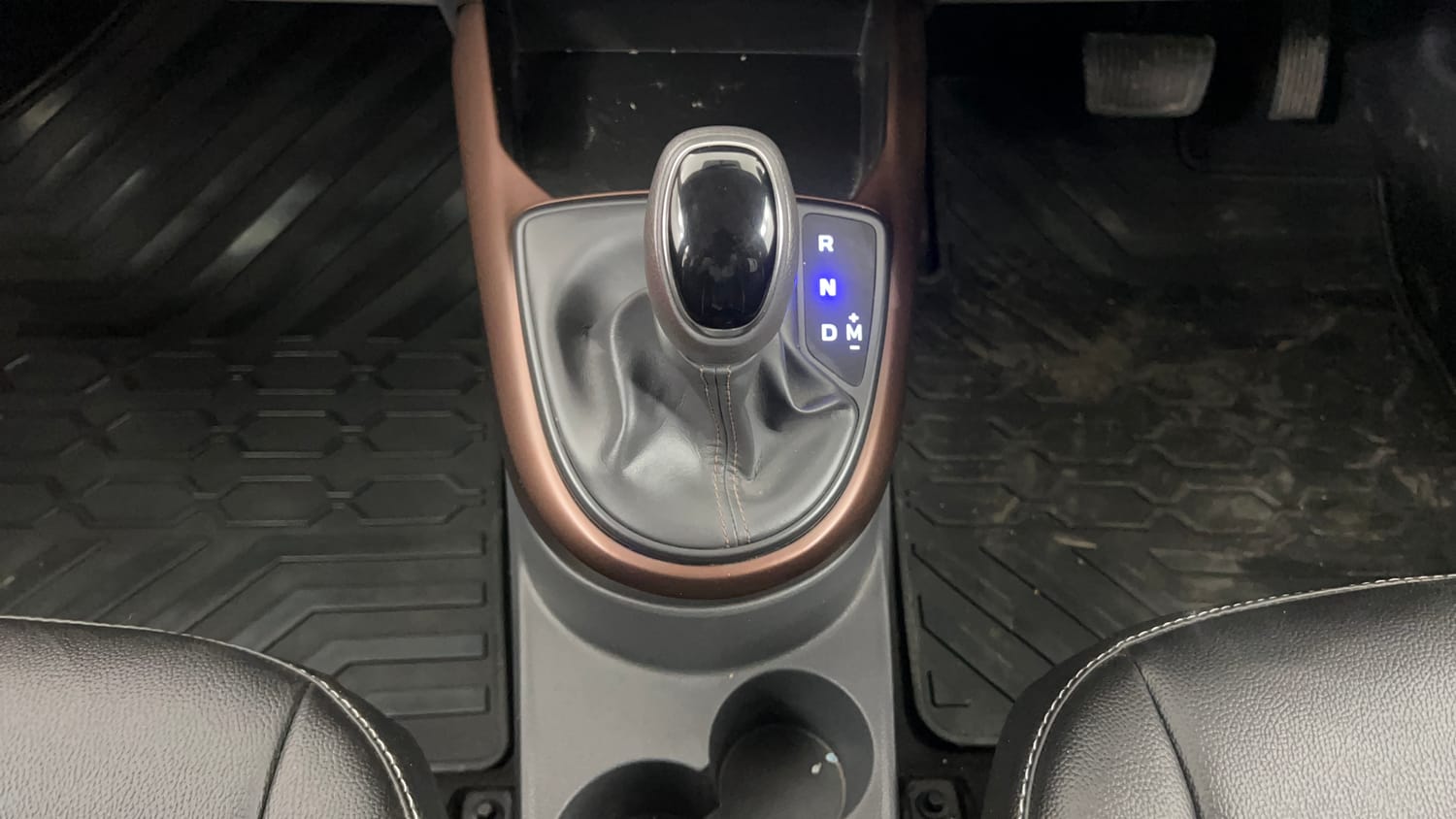Used 2020 Hyundai Aura SX Plus 1.2 AMT Petrol Petrol Automatic interior GEAR  KNOB VIEW