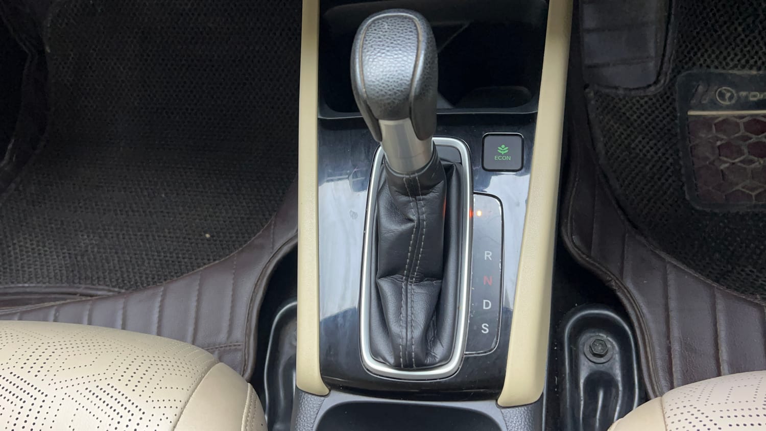 Used 2023 Honda City V Petrol CVT Petrol Automatic interior GEAR  KNOB VIEW
