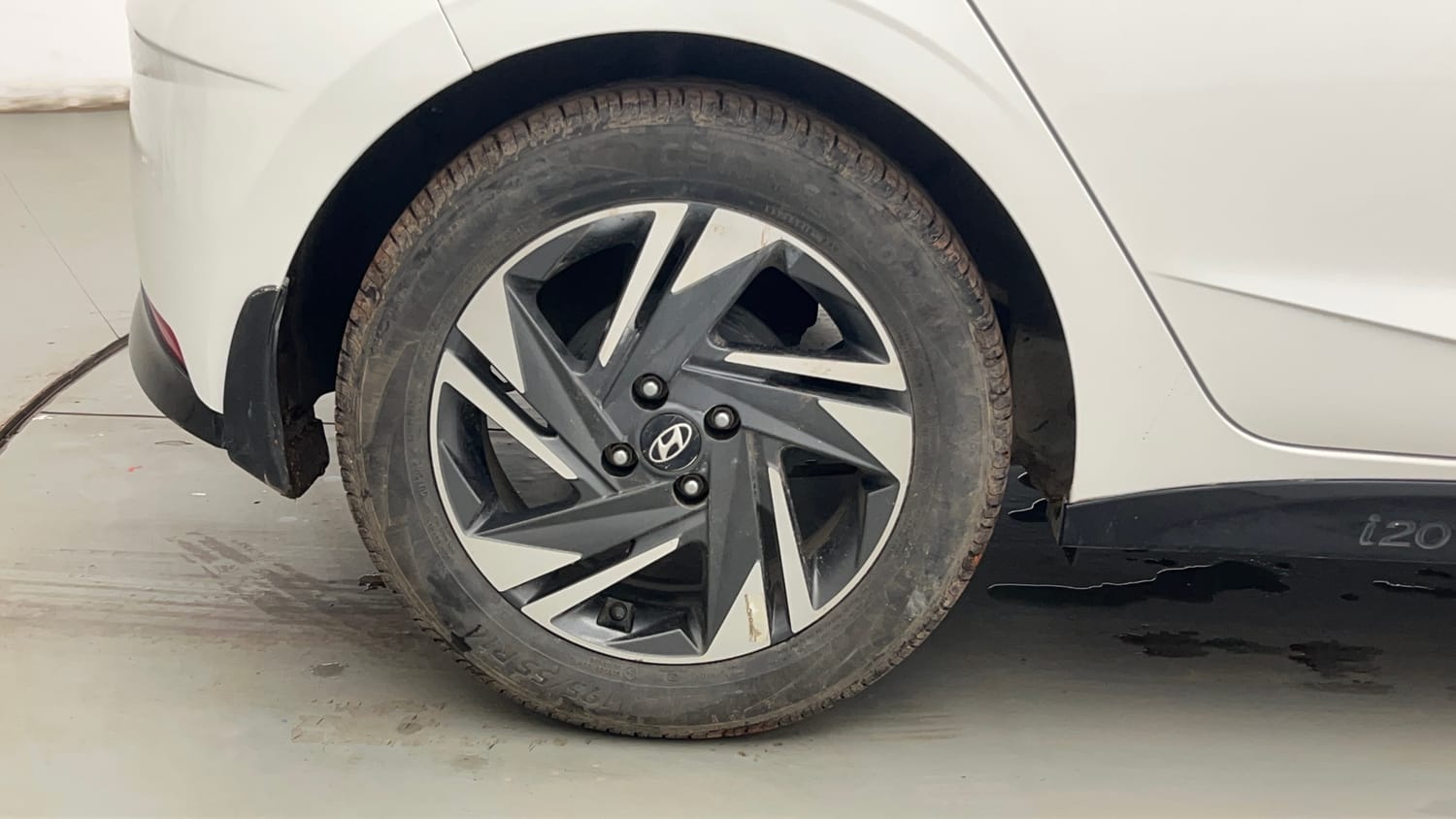 Used 2022 Hyundai New i20 Asta (O) 1.2 MT Petrol Manual tyres RIGHT REAR TYRE RIM VIEW