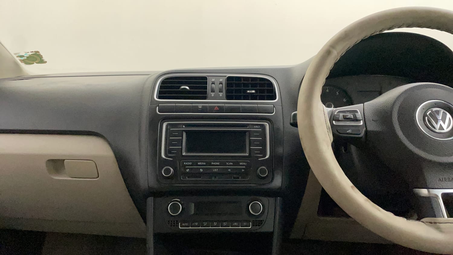 Used 2014 Volkswagen Polo Highline1.2L (P) Petrol Manual interior MUSIC SYSTEM & AC CONTROL VIEW