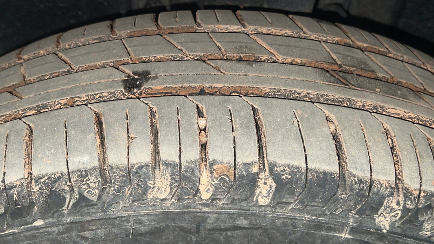 Used 2023 Tata Punch Adventure Rhythm Pack MT Petrol Manual tyres LEFT FRONT TYRE TREAD VIEW
