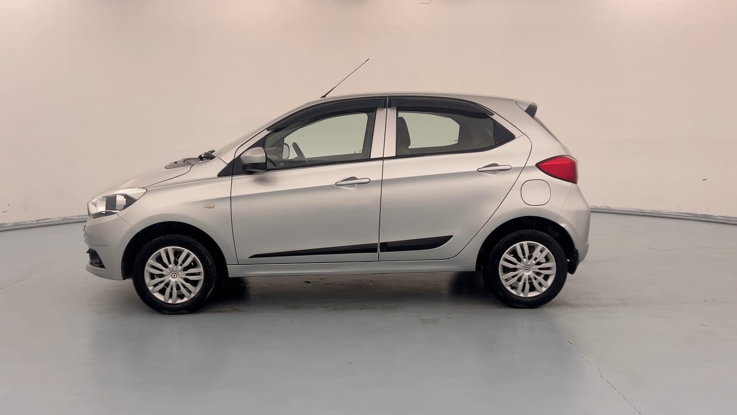 Used 2019 Tata Tiago Revotron XZ w/o Alloy Petrol Manual exterior LEFT SIDE VIEW