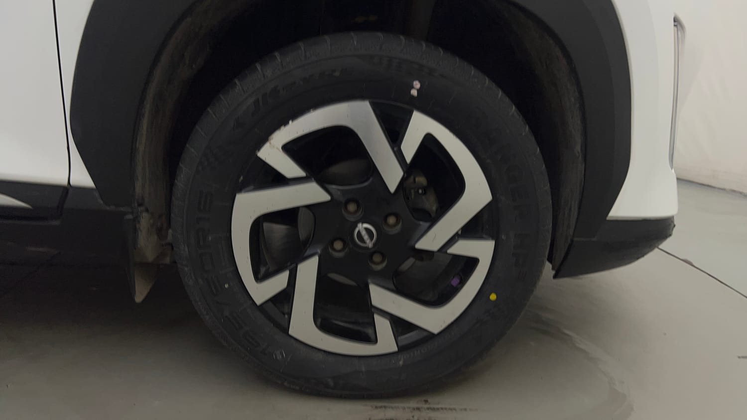 Used 2023 Nissan Magnite XV Petrol Manual tyres RIGHT FRONT TYRE RIM VIEW