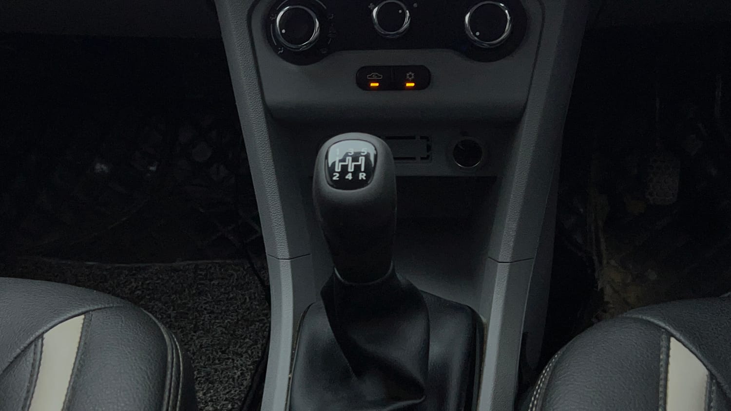 Used 2022 Tata Tiago XE Petrol Manual interior GEAR  KNOB VIEW