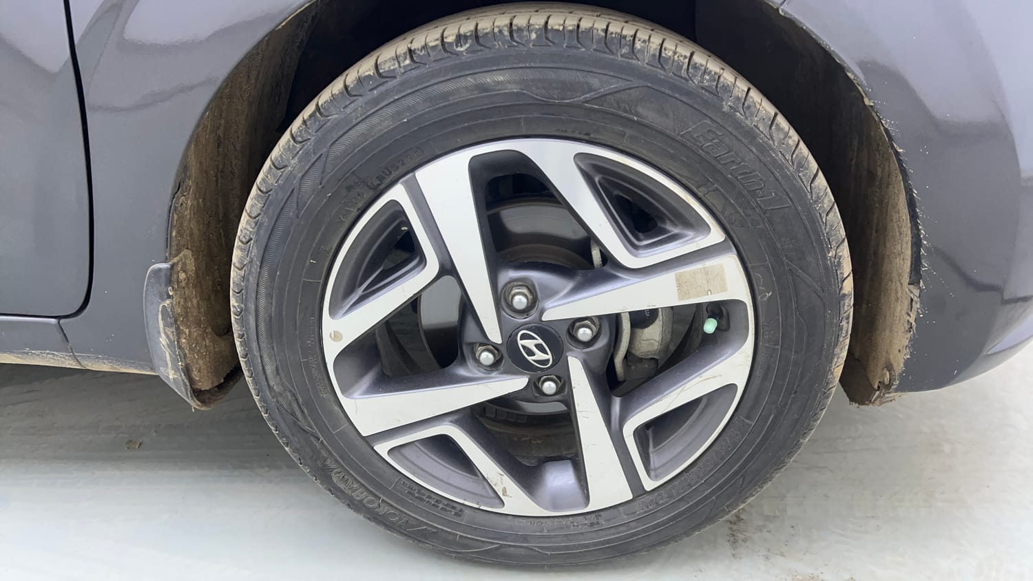 Used 2022 Hyundai Aura SX Plus 1.2 AMT Petrol Petrol Automatic tyres RIGHT FRONT TYRE RIM VIEW