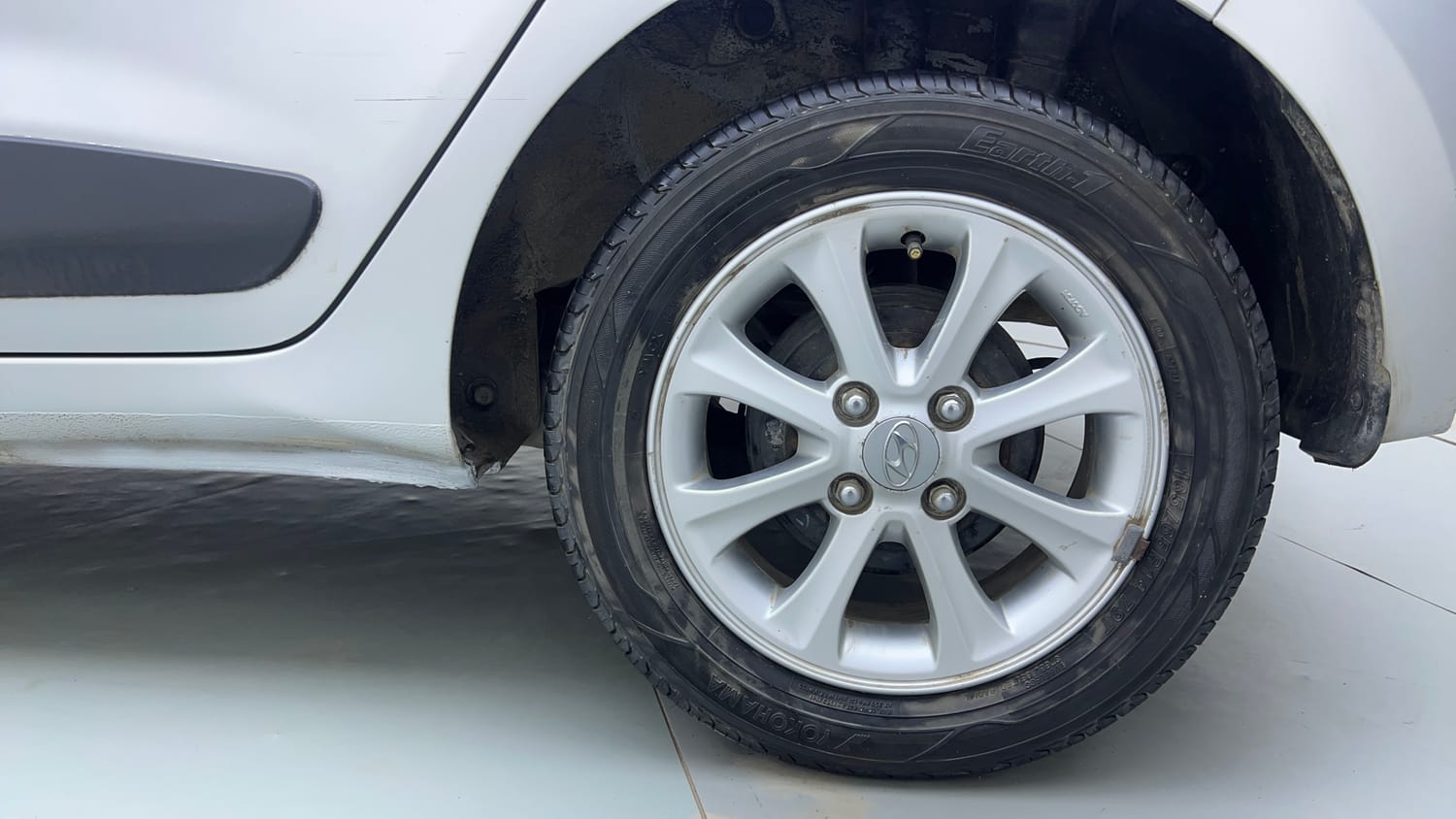 Used 2015 Hyundai Grand i10 Asta AT 1.2 Kappa VTVT Petrol Automatic tyres LEFT REAR TYRE RIM VIEW