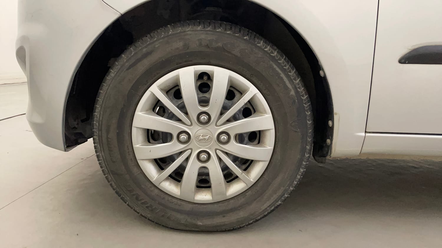 Used 2013 Hyundai i10 Magna 1.2 Kappa2 Petrol Manual tyres LEFT FRONT TYRE RIM VIEW