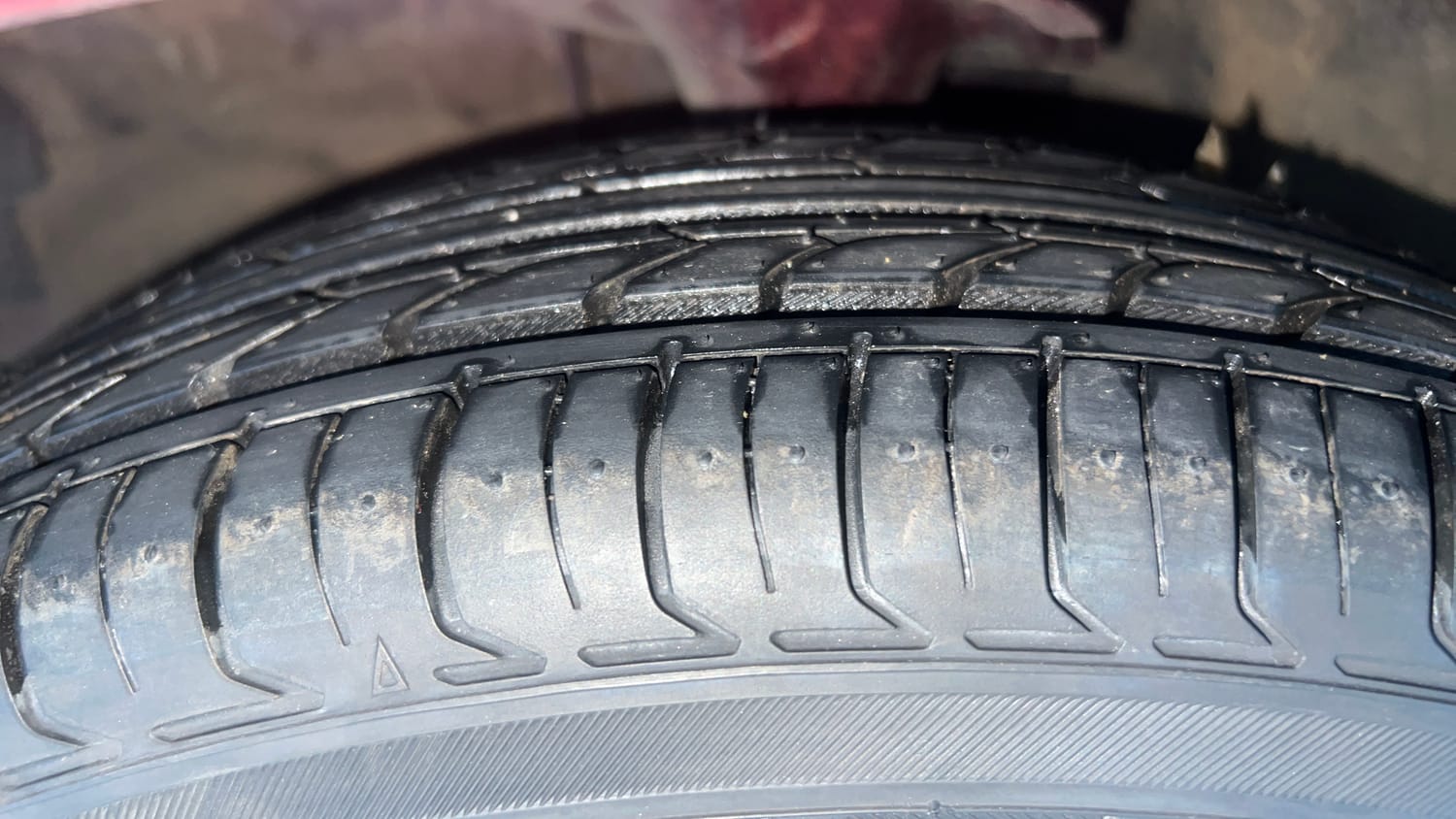 Used 2015 Hyundai i10 Sportz 1.1 iRDE2 Petrol Manual tyres LEFT FRONT TYRE TREAD VIEW