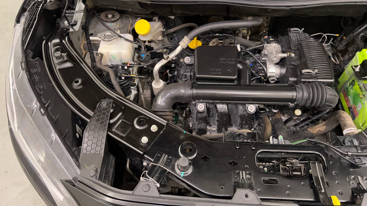 Used 2023 Nissan Magnite XV Petrol Manual engine ENGINE RIGHT SIDE VIEW