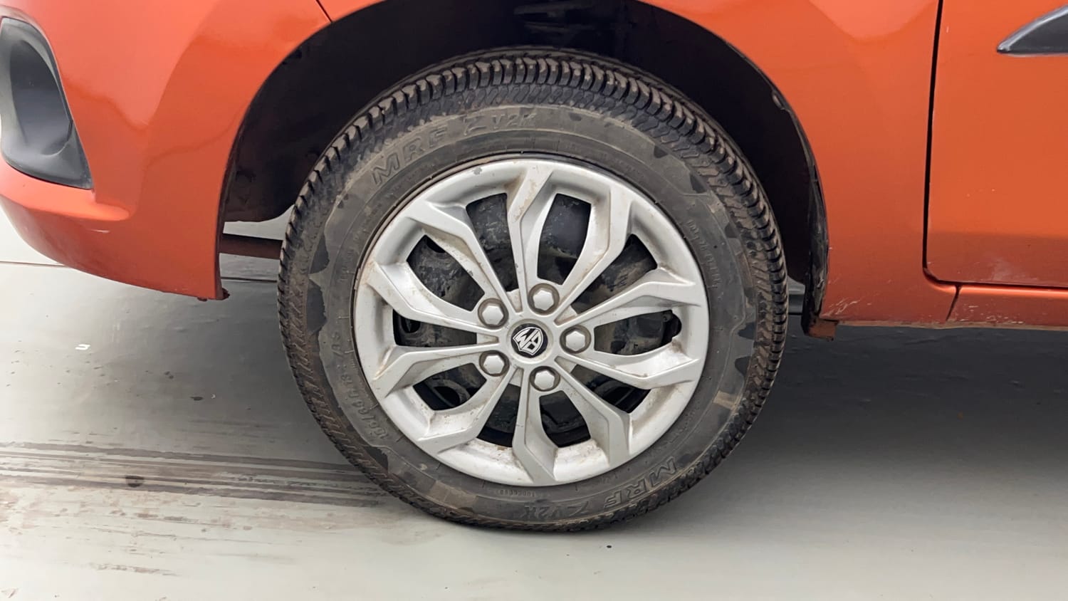 Used 2018 maruti-suzuki Alto K10 VXi (O) AMT Petrol Automatic tyres LEFT FRONT TYRE RIM VIEW