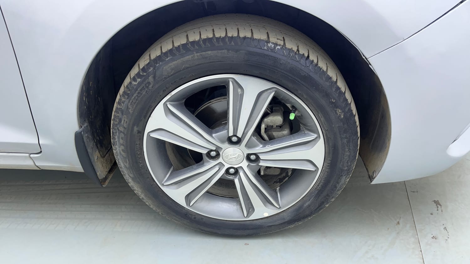 Used 2017 Hyundai Verna SX (O) 1.6 VTVT AT Petrol Automatic tyres RIGHT FRONT TYRE RIM VIEW