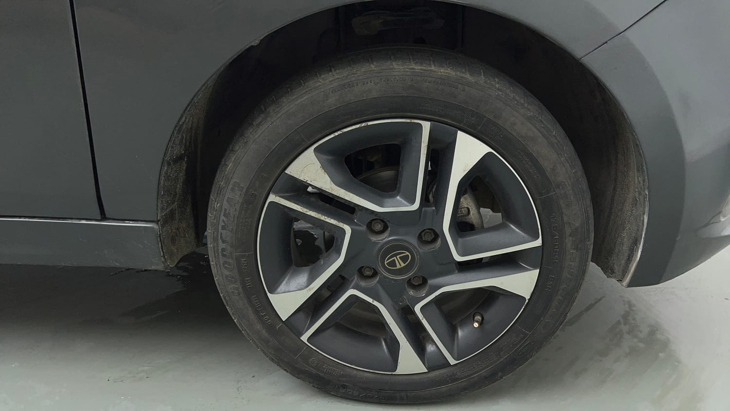 Used 2020 Tata Tiago XZ Plus Petrol Manual tyres RIGHT FRONT TYRE RIM VIEW