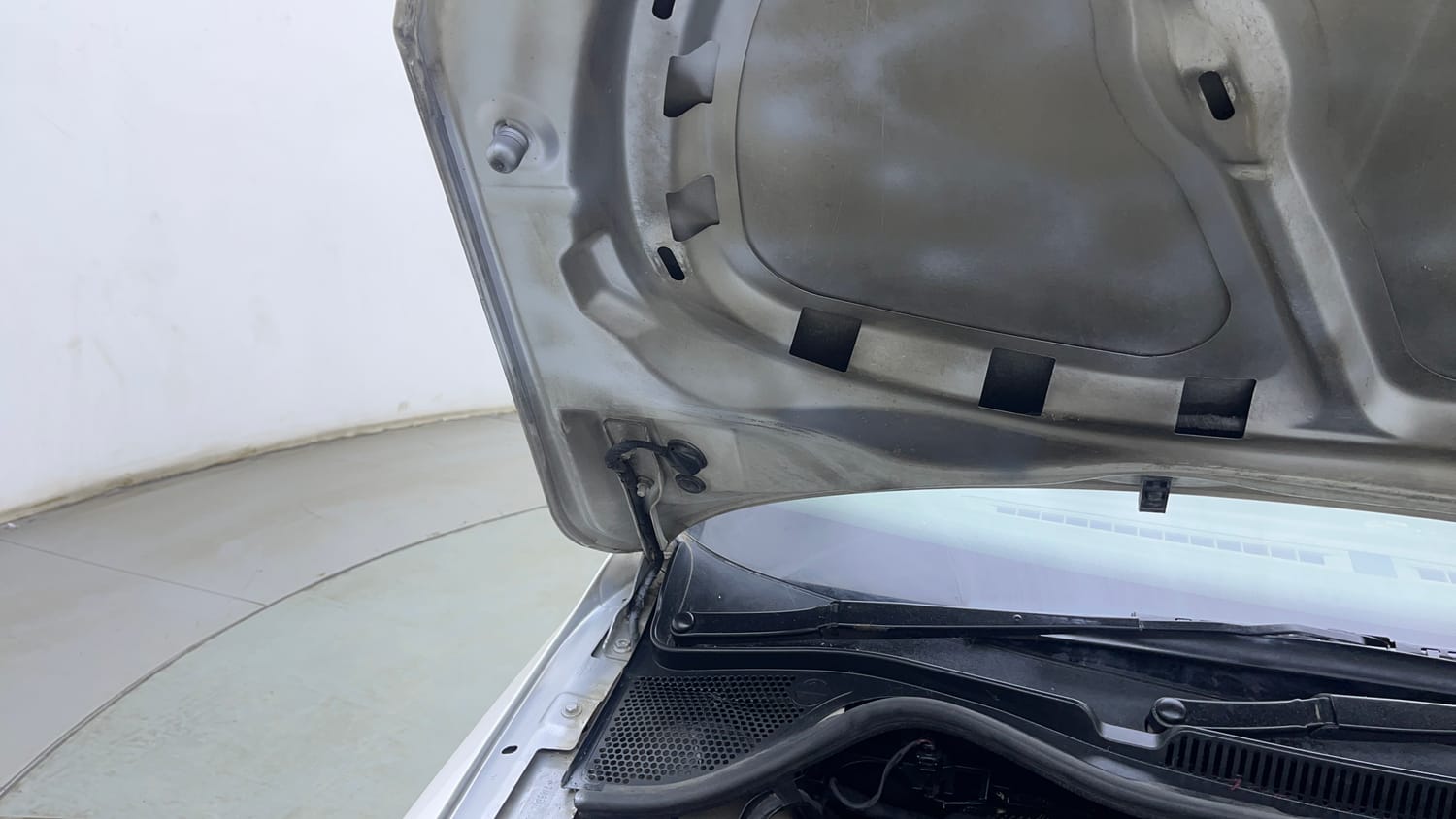 Used 2016 Skoda Rapid 1.5 TDI CR Style Plus AT Diesel Automatic engine ENGINE RIGHT SIDE HINGE & APRON VIEW