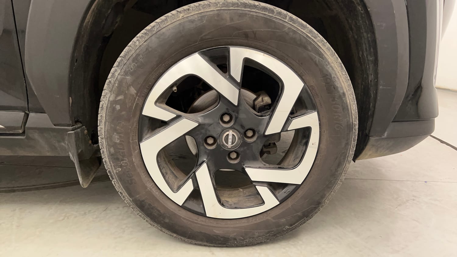 Used 2023 Nissan Magnite XV Petrol Manual tyres RIGHT FRONT TYRE RIM VIEW