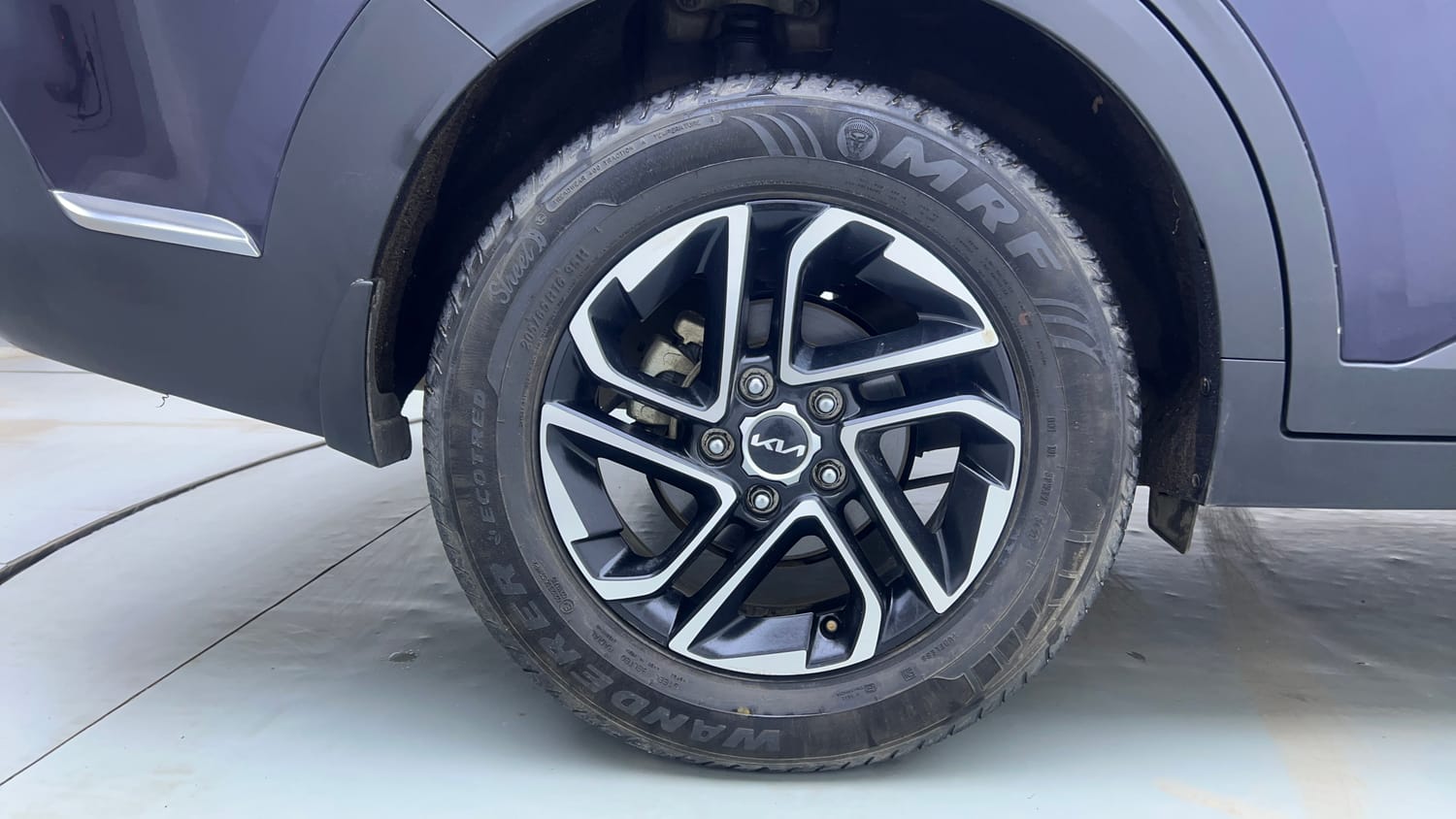 Used 2022 Kia Carens Prestige Plus 1.4 Petrol MT 7 STR Petrol Manual tyres RIGHT REAR TYRE RIM VIEW