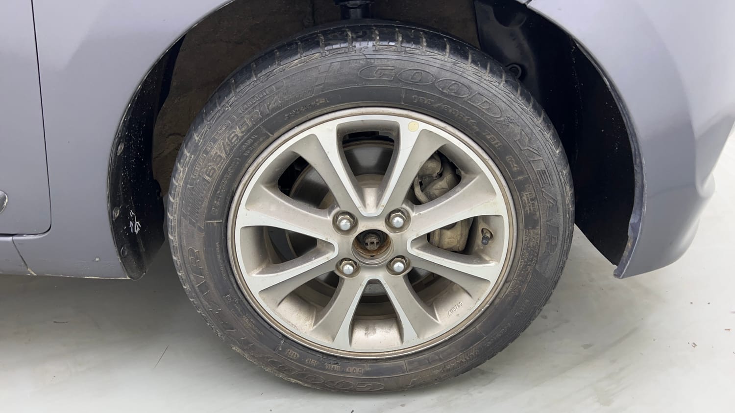 Used 2016 Hyundai Grand i10 Asta AT 1.2 Kappa VTVT (O) Petrol Automatic tyres RIGHT FRONT TYRE RIM VIEW