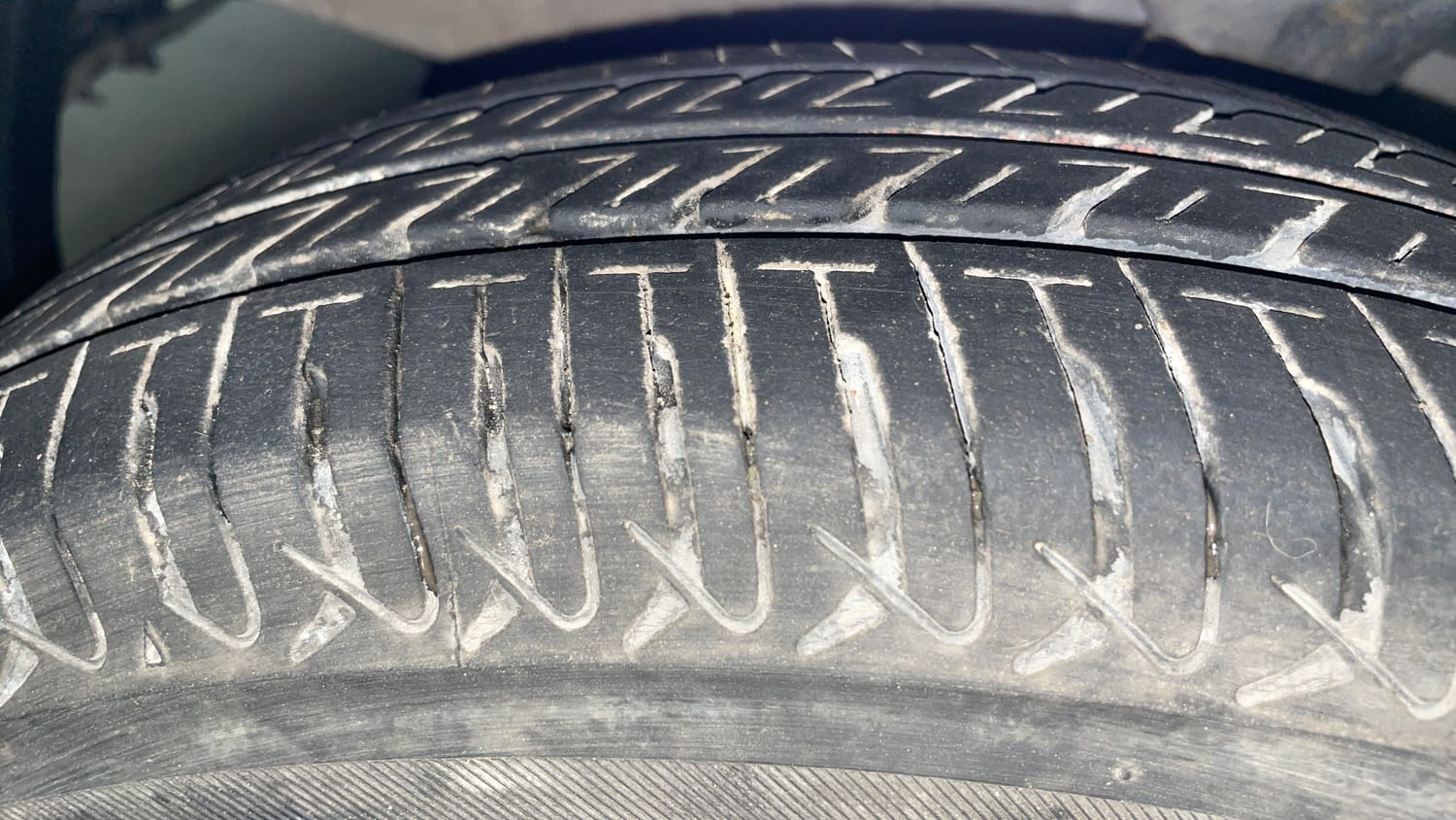Used 2013 Hyundai i10 Magna 1.2 Kappa2 Petrol Manual tyres LEFT FRONT TYRE TREAD VIEW