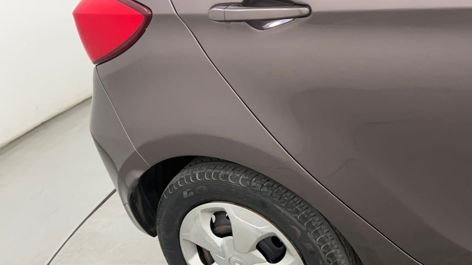 Used 2016 Tata Tiago Revotron XT Petrol Manual dents MINOR DENT