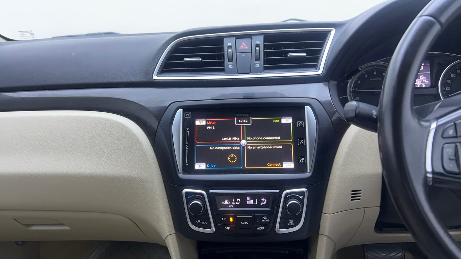 Used 2017 Maruti Suzuki Ciaz Alpha 1.4 AT Petrol Automatic interior MUSIC SYSTEM & AC CONTROL VIEW