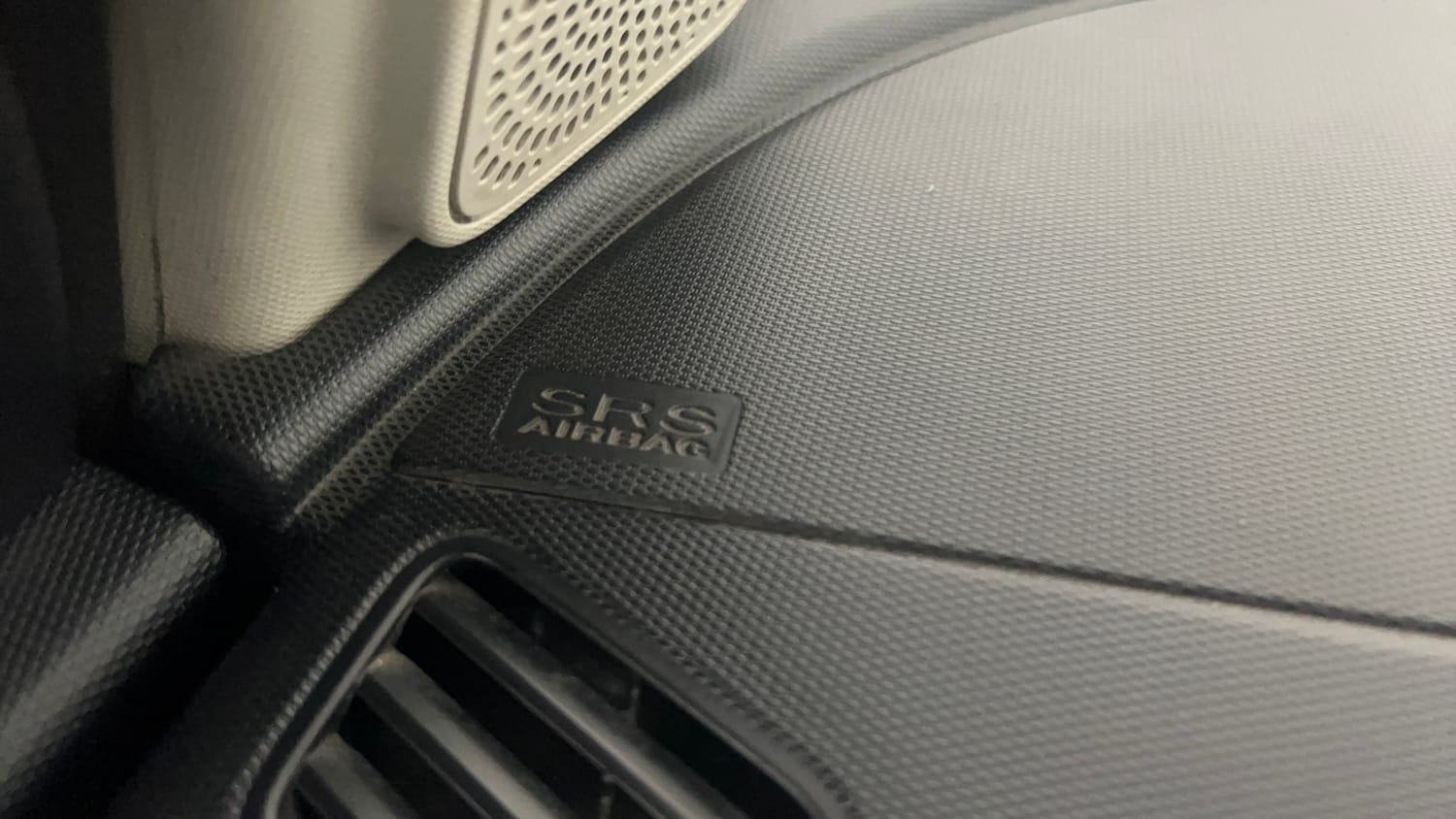 Used 2019 Tata Tiago Revotron XZ w/o Alloy Petrol Manual top_features Airbags