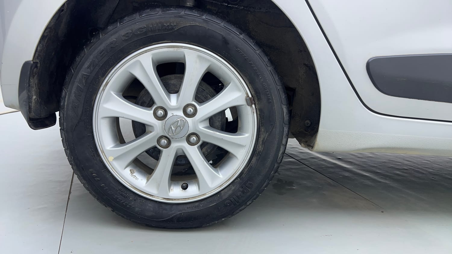 Used 2015 Hyundai Grand i10 Asta AT 1.2 Kappa VTVT Petrol Automatic tyres RIGHT REAR TYRE RIM VIEW