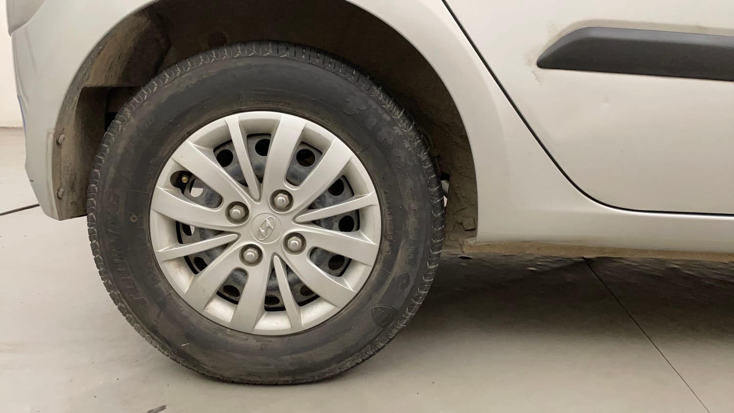 Used 2013 Hyundai i10 Magna 1.2 Kappa2 Petrol Manual tyres RIGHT REAR TYRE RIM VIEW