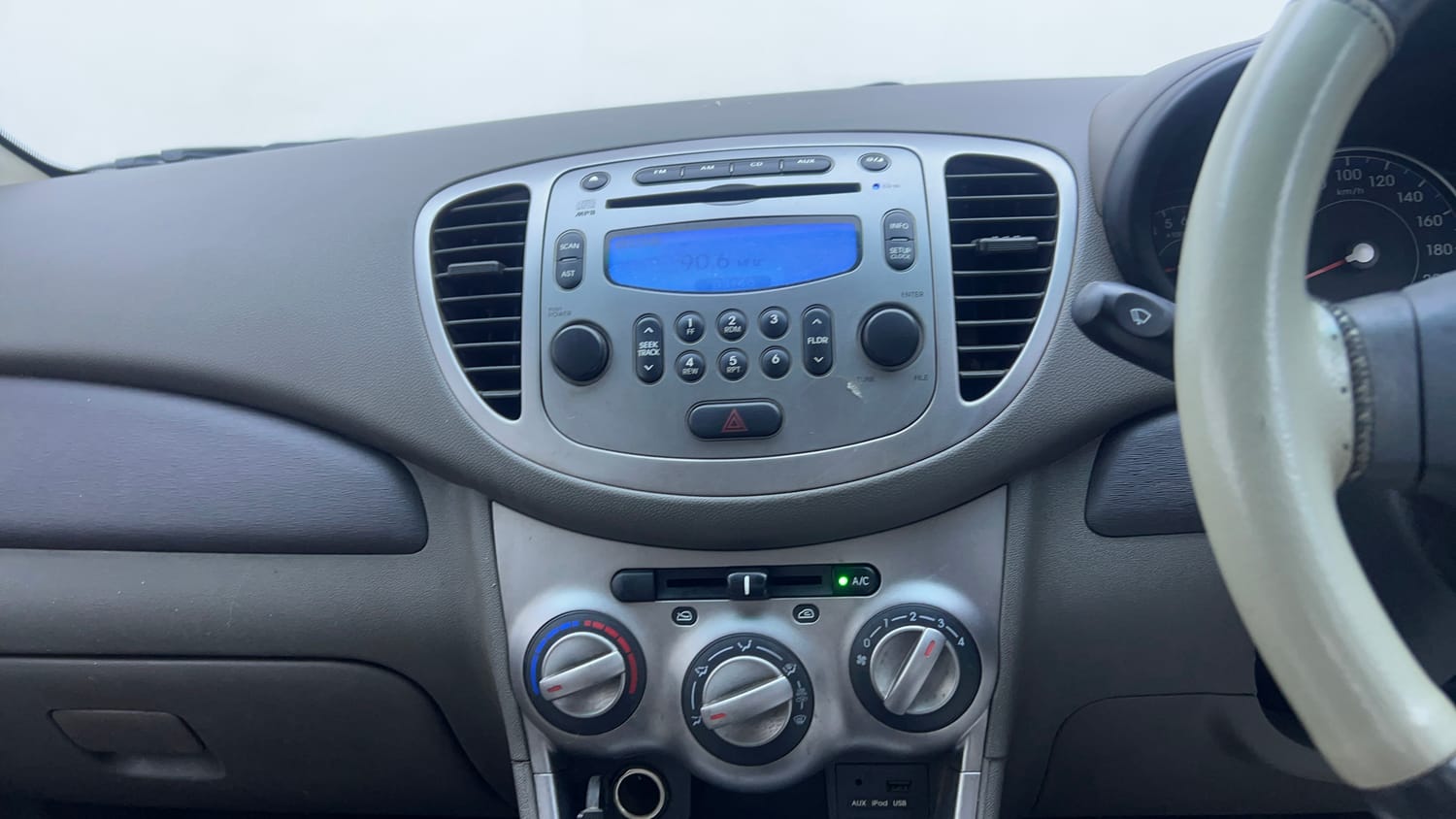 Used 2015 Hyundai i10 Sportz 1.1 iRDE2 Petrol Manual interior MUSIC SYSTEM & AC CONTROL VIEW