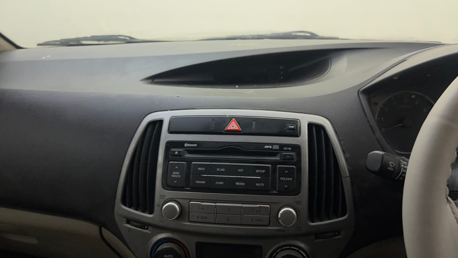 Used 2014 Hyundai i20 Sportz 1.2 Petrol Manual top_features Integrated (in-dash) music system