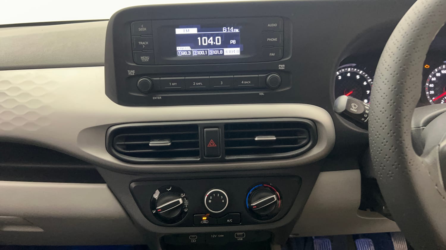 Used 2025 Hyundai Grand i10 Nios Magna 1.2 Kappa Petrol Manual top_features Integrated (in-dash) music system