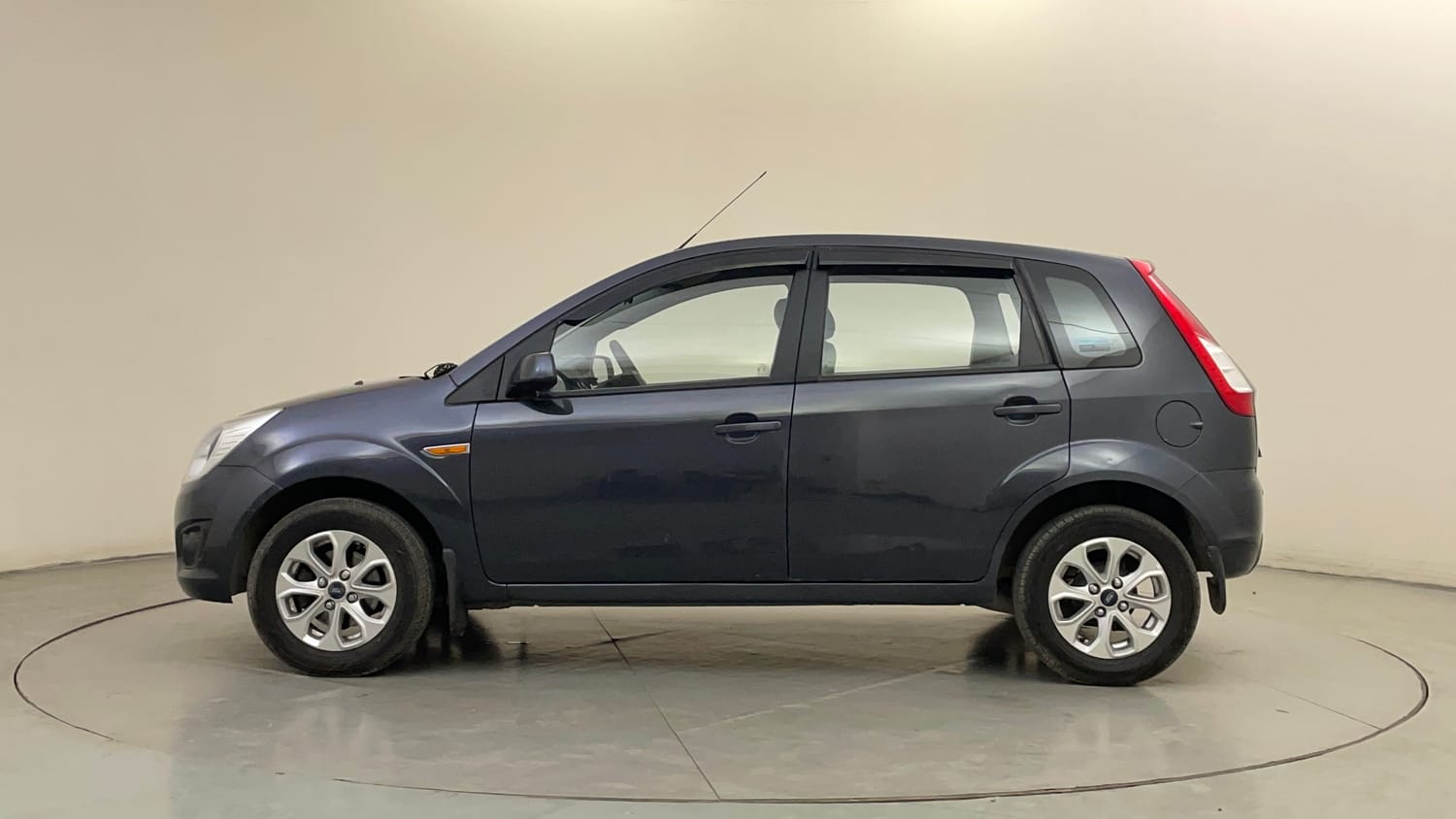 Used 2013 Ford Figo Duratec Petrol ZXI 1.2 Petrol Manual exterior LEFT SIDE VIEW