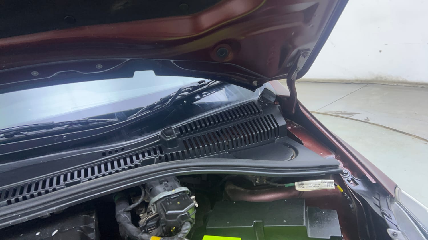 Used 2022 Tata Tigor XZA Plus Dual Tone Petrol Automatic engine ENGINE LEFT SIDE HINGE & APRON VIEW