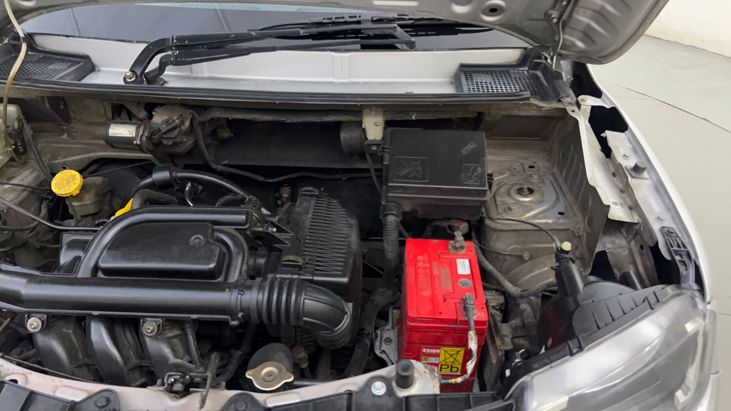 Used 2016 Renault Kwid RXT Petrol Manual engine ENGINE LEFT SIDE HINGE & APRON VIEW