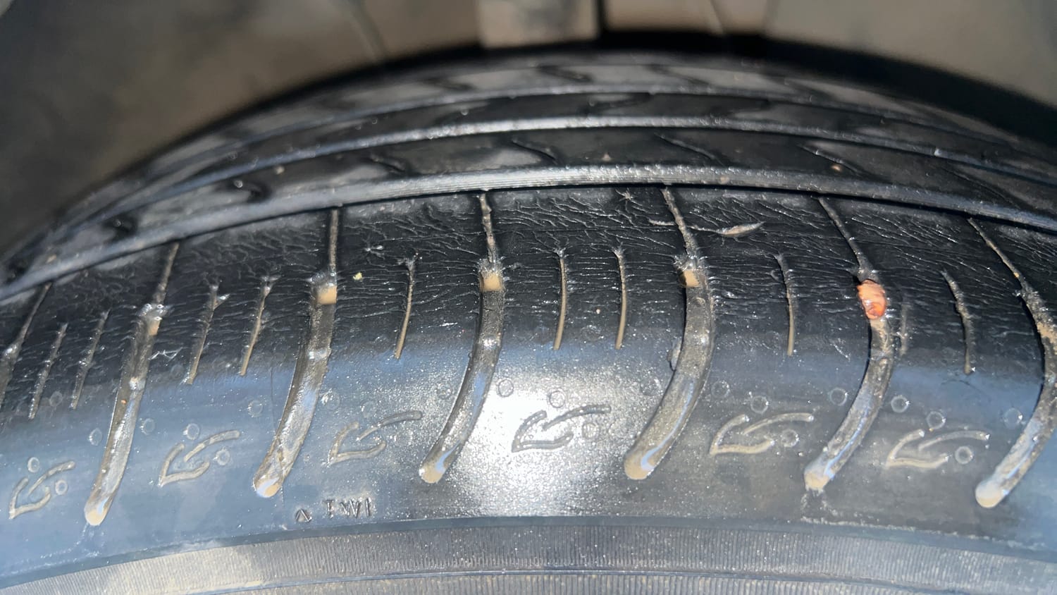 Used 2022 Kia Carens Prestige Plus 1.4 Petrol MT 7 STR Petrol Manual tyres RIGHT FRONT TYRE TREAD VIEW