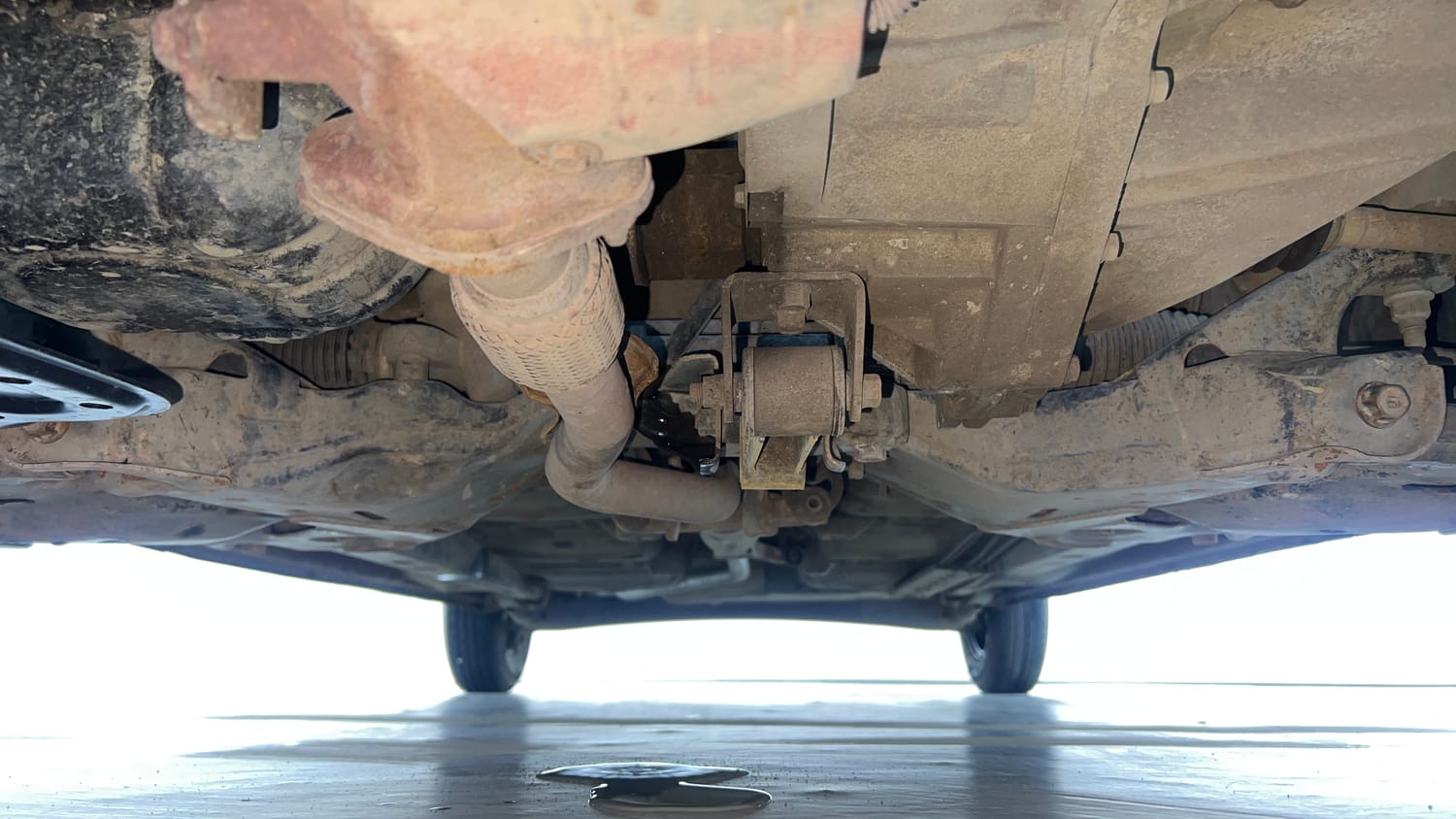 Used 2015 Hyundai i10 Sportz 1.1 iRDE2 Petrol Manual extra FRONT LEFT UNDERBODY VIEW