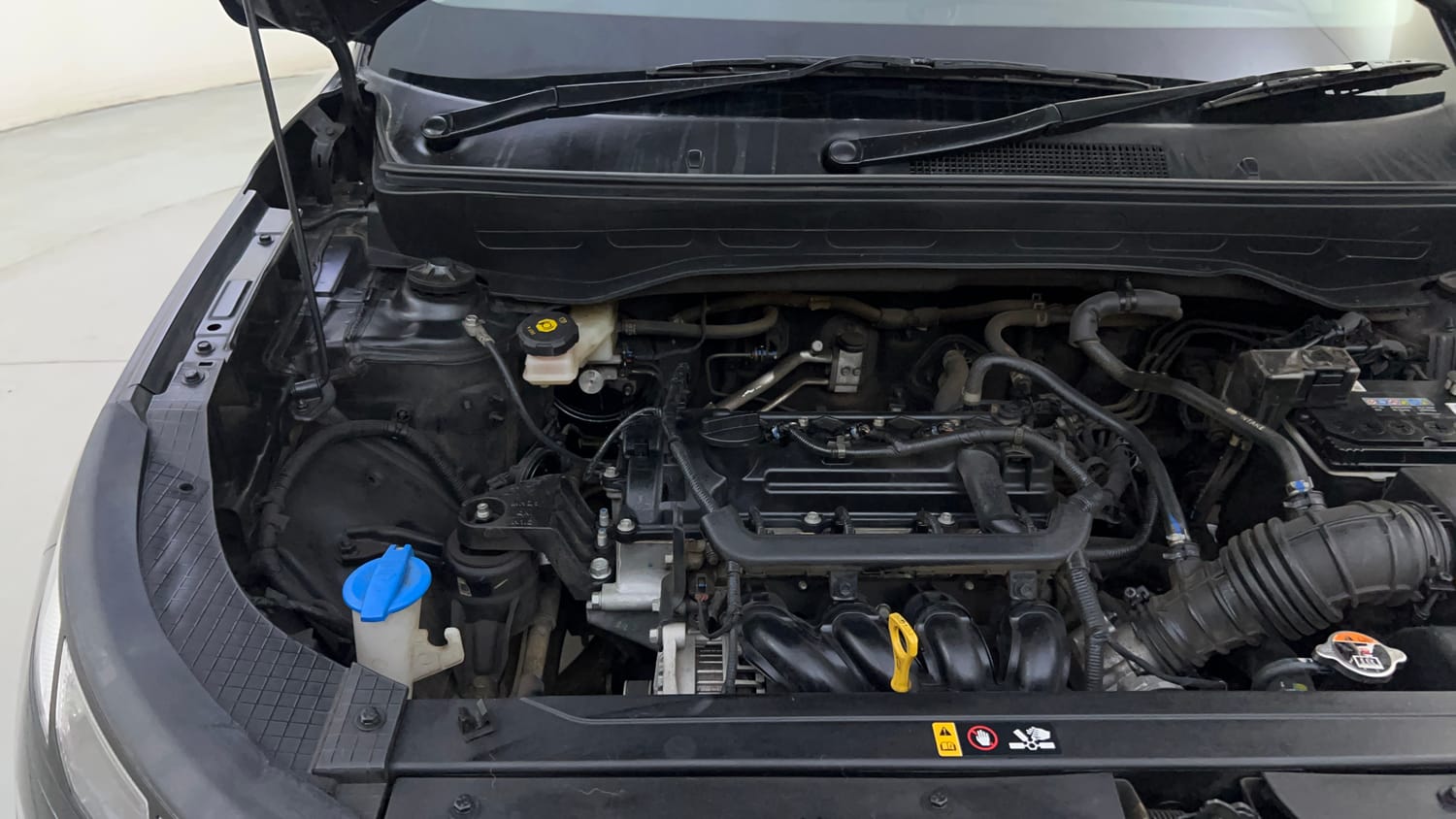 Used 2022 Hyundai Venue SX 1.2 Petrol Petrol Manual engine ENGINE RIGHT SIDE HINGE & APRON VIEW
