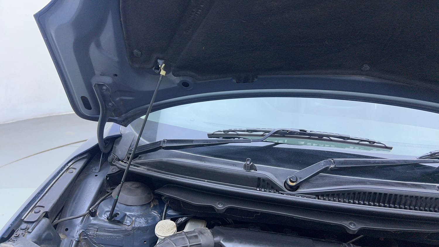 Used 2021 Maruti Suzuki Baleno Zeta Petrol Manual engine ENGINE RIGHT SIDE HINGE & APRON VIEW