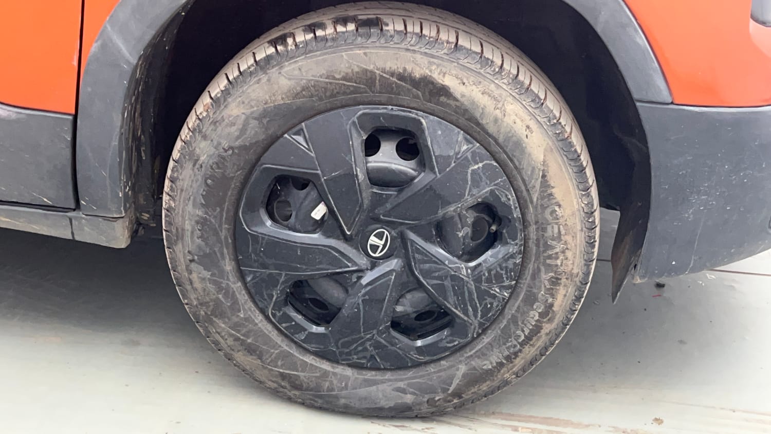 Used 2023 Tata Punch Adventure Rhythm Pack MT Petrol Manual tyres RIGHT FRONT TYRE RIM VIEW