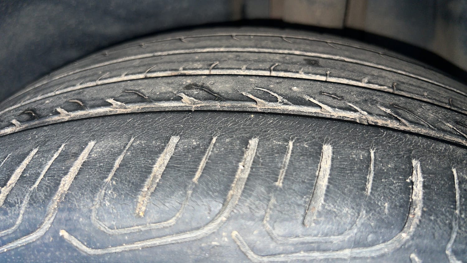 Used 2022 Volkswagen Taigun Topline 1.0 TSI AT Petrol Automatic tyres LEFT REAR TYRE TREAD VIEW
