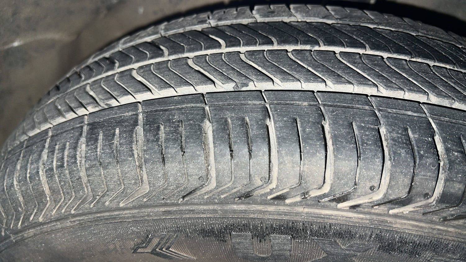 Used 2017 Maruti Suzuki Swift LXi (O) Petrol Manual tyres RIGHT FRONT TYRE TREAD VIEW