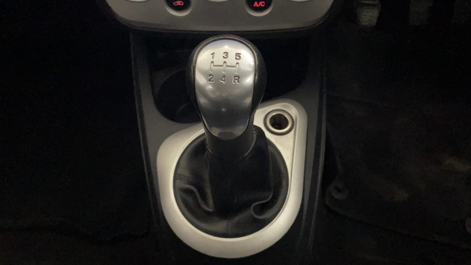 Used 2013 Ford Figo Duratec Petrol ZXI 1.2 Petrol Manual interior GEAR  KNOB VIEW